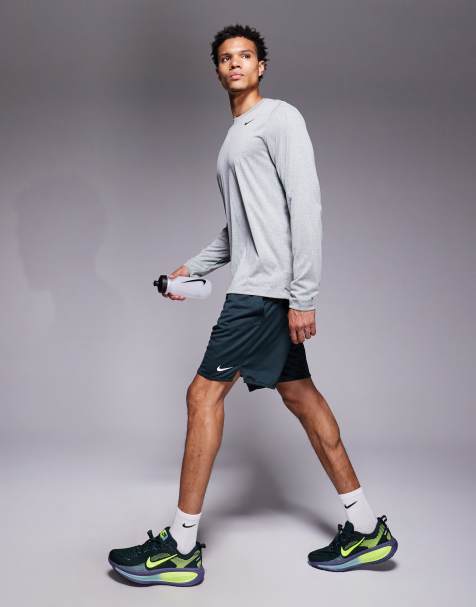 Nike Training - Totality - Dri-FIT - Short van 7 inch in donkergroen - view 1