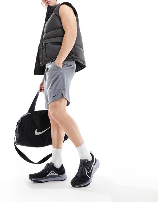 Nike Training Totality Dri-FIT strikkede shorts med 7 tommer benlængde i grå, 2 af 4