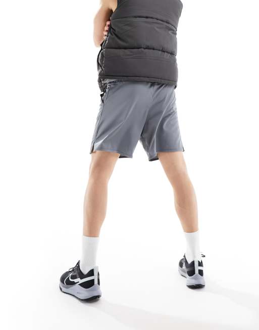 Nike Training Totality Dri-FIT strikkede shorts med 7 tommer benlængde i grå, 4 af 4
