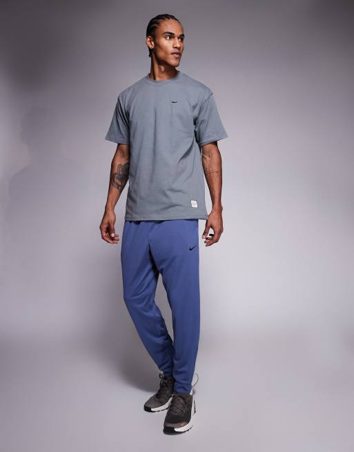 Nike Training Totality logo joggers in dark blue, 2 of 5