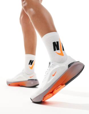 Nike Training - Versair - Sneaker in Weiß und Orange