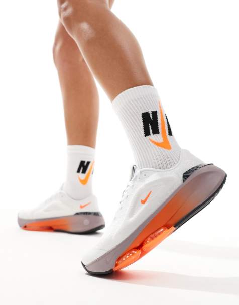 Nike Training – Versair – Sneaker in Weiß und Orange - view 1