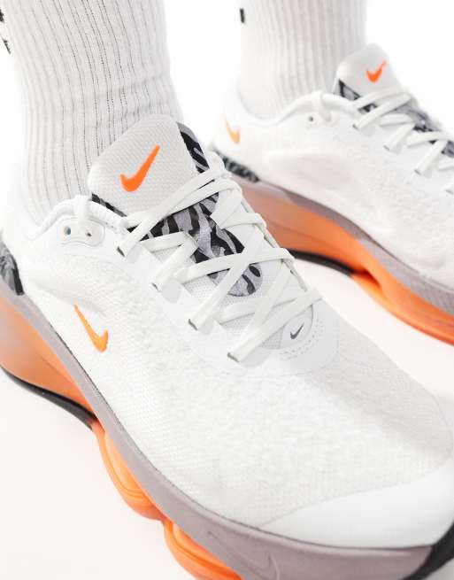 Nike Training Versair Sneakers bianche e arancione ASOS