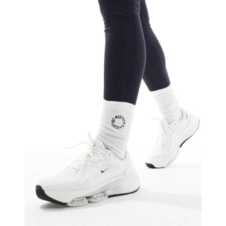 Nike Training Versair Sneakers in wit en glitter ASOS