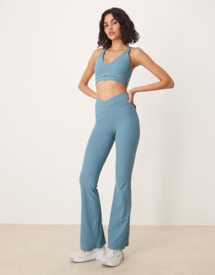Nike Training - Zenvy Dri-FIT - Gerippte Hose in Blau mit Zierausschnitt und hohem Bund