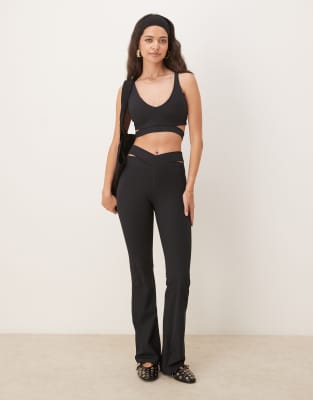 Nike Training - Zenvy Dri-FIT - Gerippte Schlaghose in Schwarz mit Zierausschnitt und hohem Bund