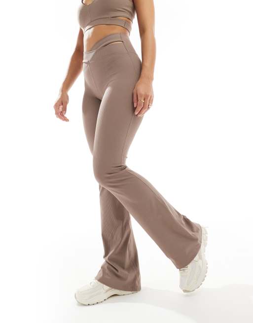 Nike Training - Zenvy - Pantalon évasé côtelé à taille haute en tissu Dri-FIT avec découpes - Marron, 3 de 5