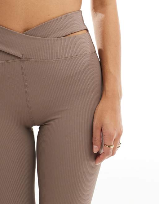 Nike Training - Zenvy - Pantalon évasé côtelé à taille haute en tissu Dri-FIT avec découpes - Marron, 5 de 5