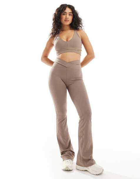 Nike Training - Zenvy - Pantaloni a zampa a vita alta in tessuto Dri-FIT marrone a coste con cut-out - view 1