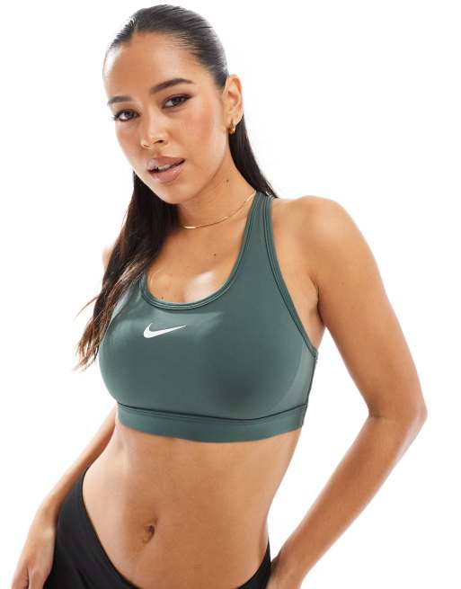 Nike Training – Zielony biustonosz sportowy zapewniający średnie wsparcie z logo Swoosh