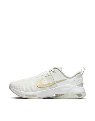 Nike Training - Zoom Bella 6 - Premium-Sneaker in Weiß und Gold