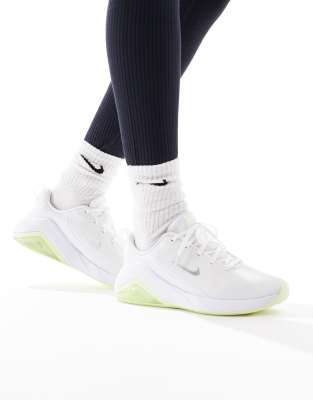 Nike Training - Zoom Bella 7 - Sneaker in Weiß und Grün
