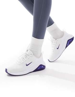 Nike Training - Zoom Bella 7 - Sneaker in Weiß und Lila