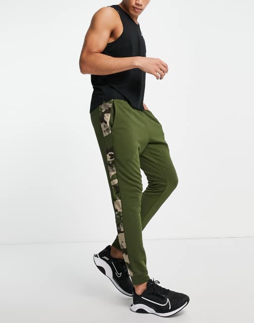 Nike Training – Zwężane joggersy we wzór moro w kolorze khaki