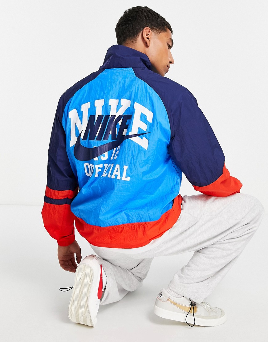 Nike - Trainingsjack met vintage print in collegestijl op de achterkant in blauw en rood
