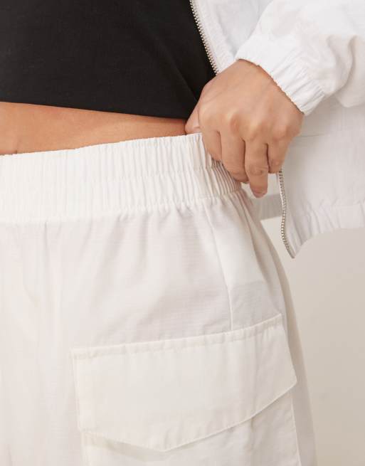 Nike Trend Essential 5inch cargo shorts in white, 4 of 5