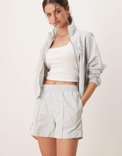 Nike Trend Essential 5inch shorts in silver, 5 of 5