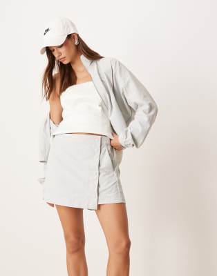 Nike - Trend Essential - Skort in Silber, 3 Zoll Schrittlänge