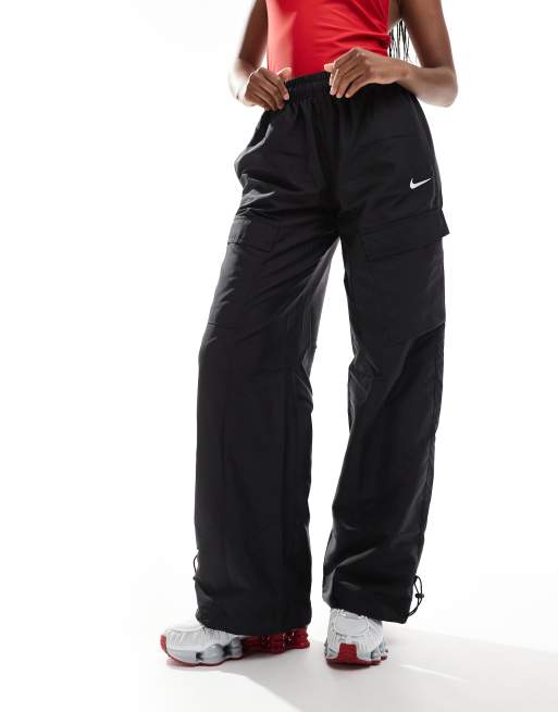 Nike Trend Fallschirmhose aus Webstoff in Schwarz
