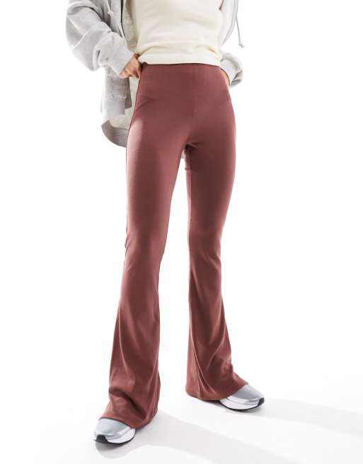 Nike Trend flare leggings in red, 2 of 5