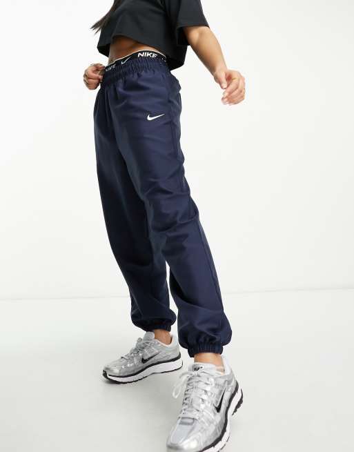 Nike Trend – Gewebte Jogginghose in Obsidian-Marineblau ASOS