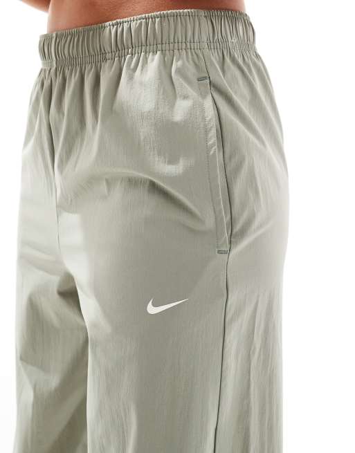 Nike – Trend Street – Hose in Khaki mit weitem Bein und hohem Bund, 2 von 5