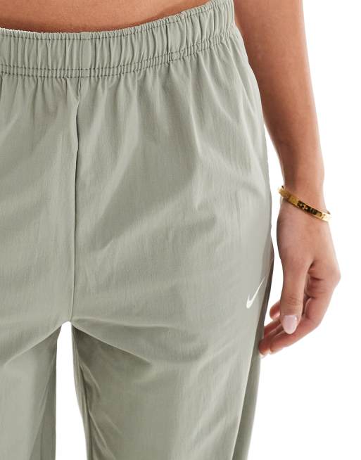 Nike – Trend Street – Hose in Khaki mit weitem Bein und hohem Bund