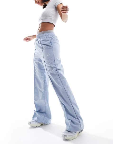 Nike – Trend – Weite gewebte Fallschirmhose in Hellblau - view 1