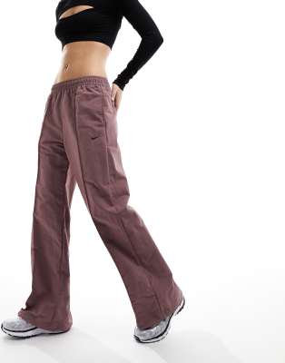 Nike - Trend - Weite gewebte Fallschirmhose in Smokey Mauve-Neutral