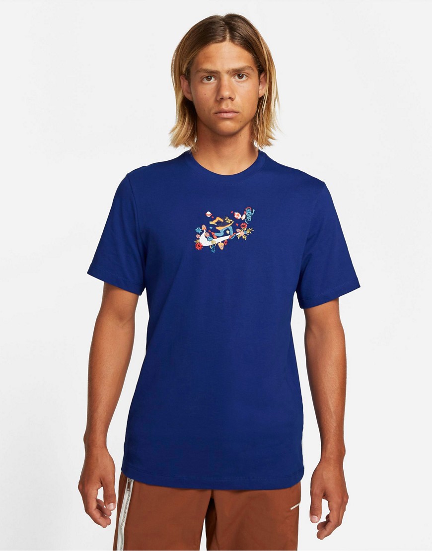 Nike Twist logo T-shirt in royal blue-Blues