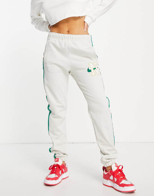 Nike – Unisex – Biało-zielone joggersy ze ściągaczami w uczelnianym stylu retro