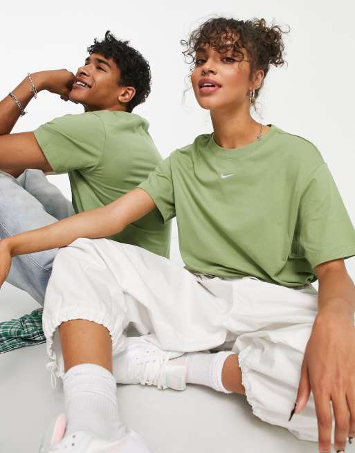 Nike Unisex – Essential – Oversize-T-Shirt in Alligatorgrün mit sehr kleinem Swoosh-Logo