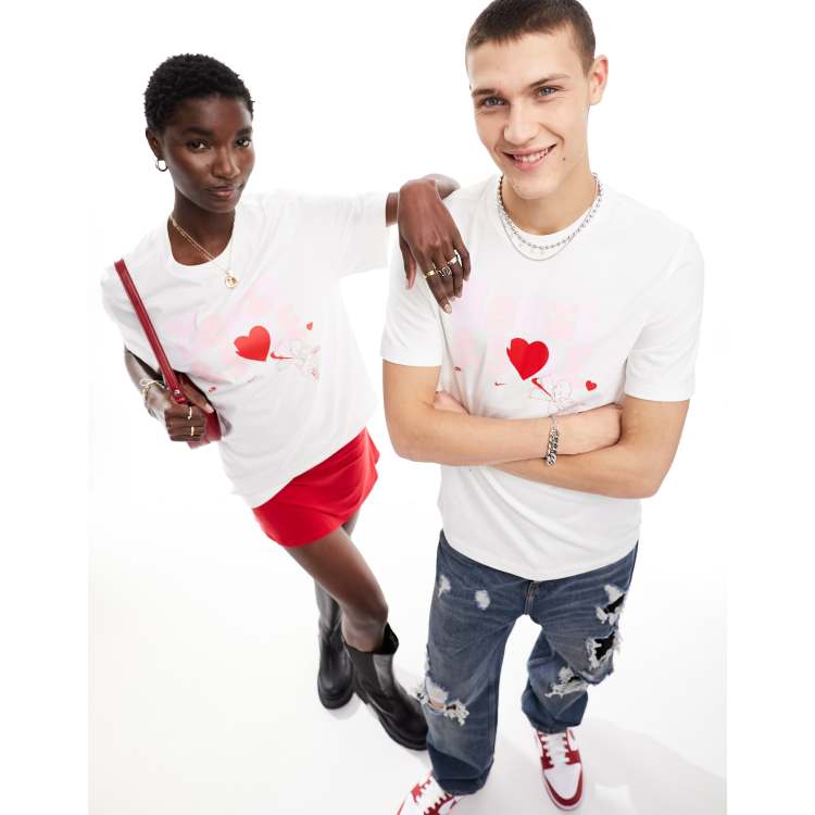HYSFORM™ WOMENS HEARTS S/S TEE Nike unisex heart and sole graphic t-shirt in white | ASOS