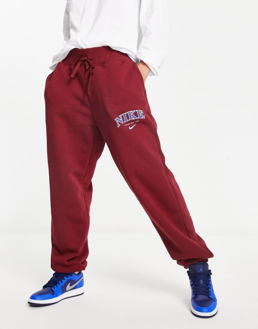Nike Unisex – Phoenix – Czerwone joggersy polarowe w uczelnianym stylu