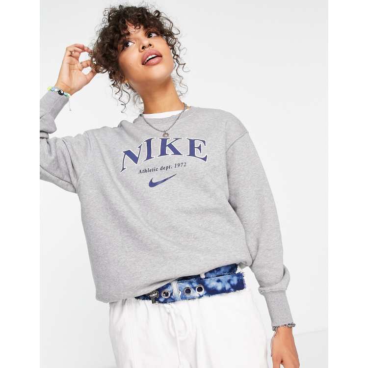 Superposición rasguño Plaga Nike Unisex retro athletics fleece crew sweatshirt in grey heather and navy  | ASOS