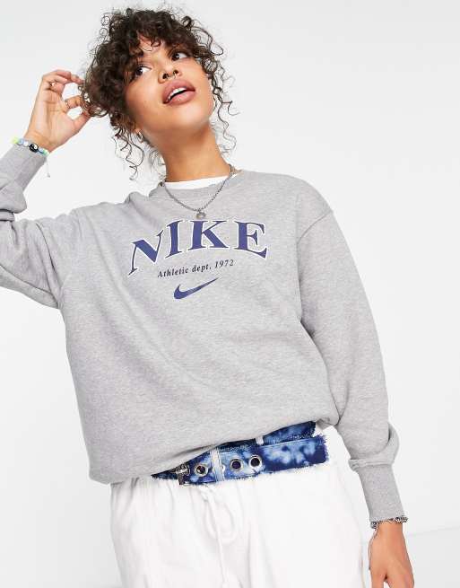 Superposición rasguño Plaga Nike Unisex retro athletics fleece crew sweatshirt in grey heather and navy  | ASOS