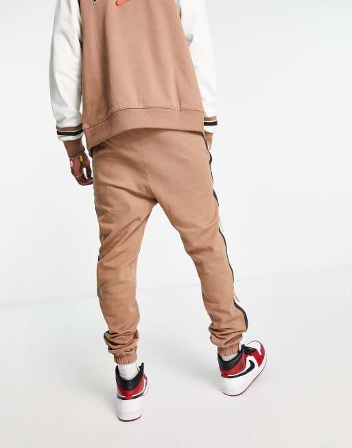 Nike - Unisex - Retro college-joggingbukser med tætsiddende buksekanter i Archaeo-brun, 2 af 4
