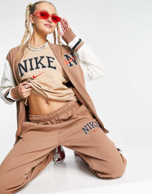 Nike - Unisex - Retro college-joggingbukser med tætsiddende buksekanter i Archaeo-brun, 3 af 4