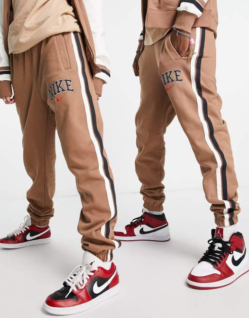 Nike - Unisex - Retro college-joggingbukser med tætsiddende buksekanter i Archaeo-brun, 4 af 4