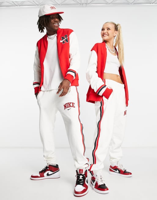 Nike - Unisex - Retro college-joggingbukser med tætsiddende buksekanter i sejlerhvid