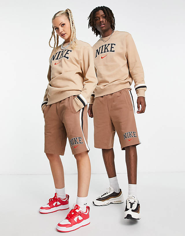 Nike - unisex retro collegiate fleece shorts in archaeo brown