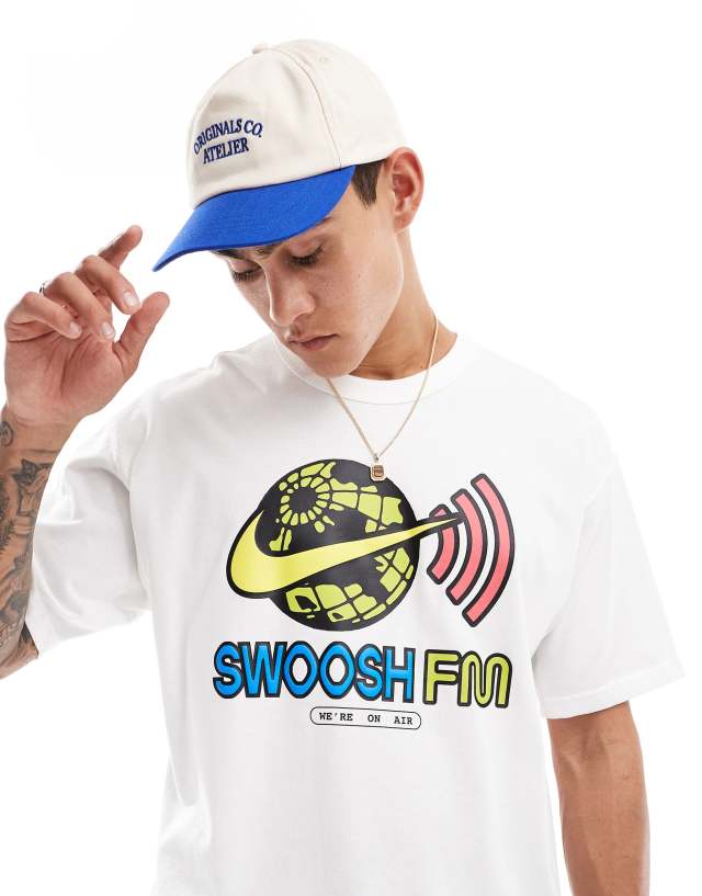 Nike - unisex swoosh fm graphic t-shirt in white