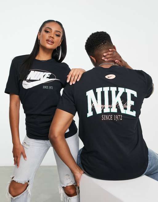 Nike - Unisex - T-shirt met varsity print op de rug in zwart