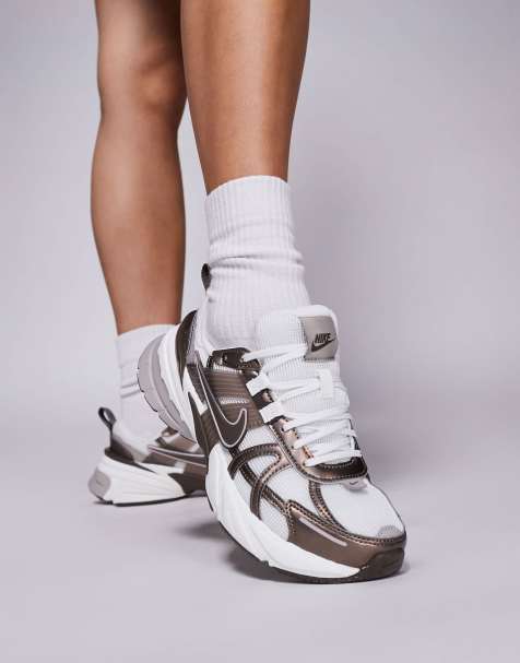 Nike – V2K Run – Sneaker in Beige und Weiß - view 1