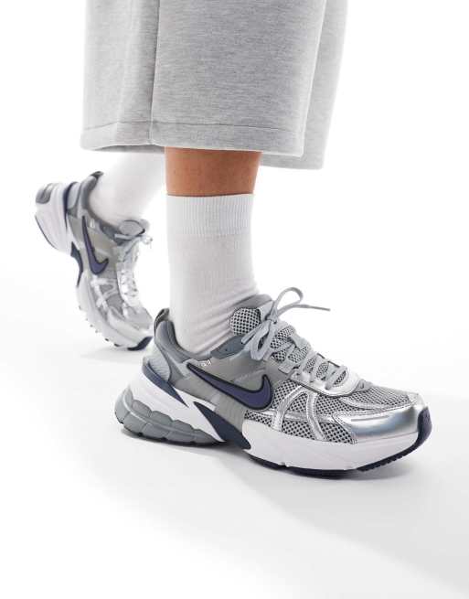 Nike - V2K Run - Sneakers grigie e blu navy