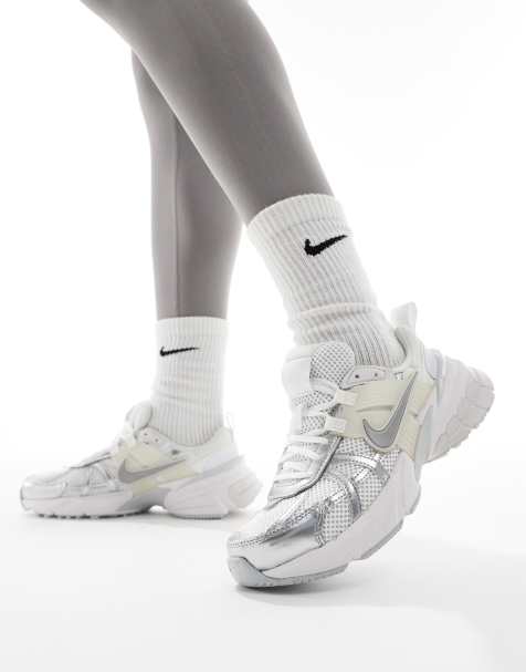 Nike - V2K Run - Sneakers i hvid/sølvfarve - view 1