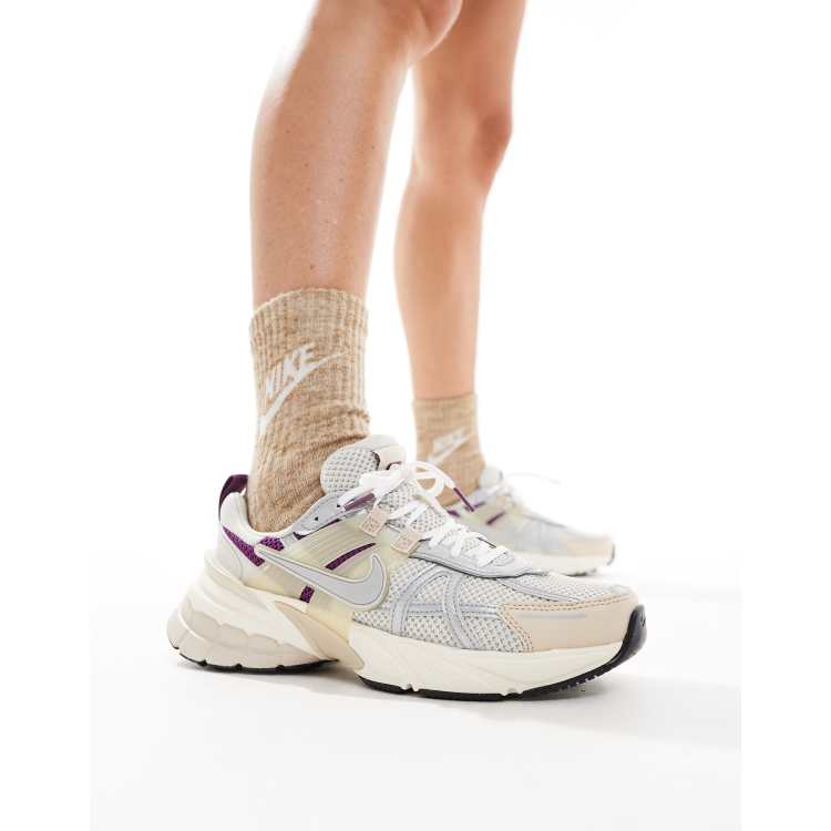 ナイキ　V2K RUN ベージュ Nike V2K Run sneakers in beige and silver | ASOS