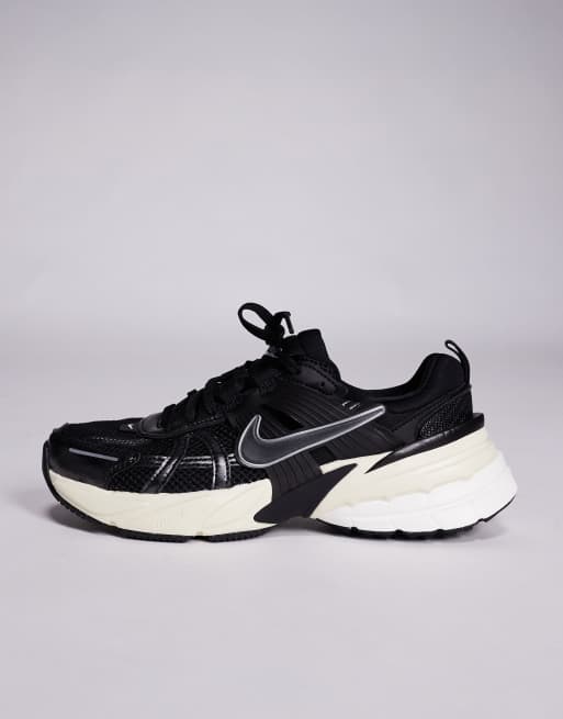 Nike V2K Run sneakers in black and silver, 2 of 5