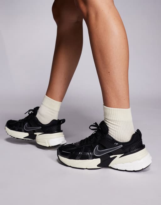 Nike V2K Run sneakers in black and silver, 4 of 5