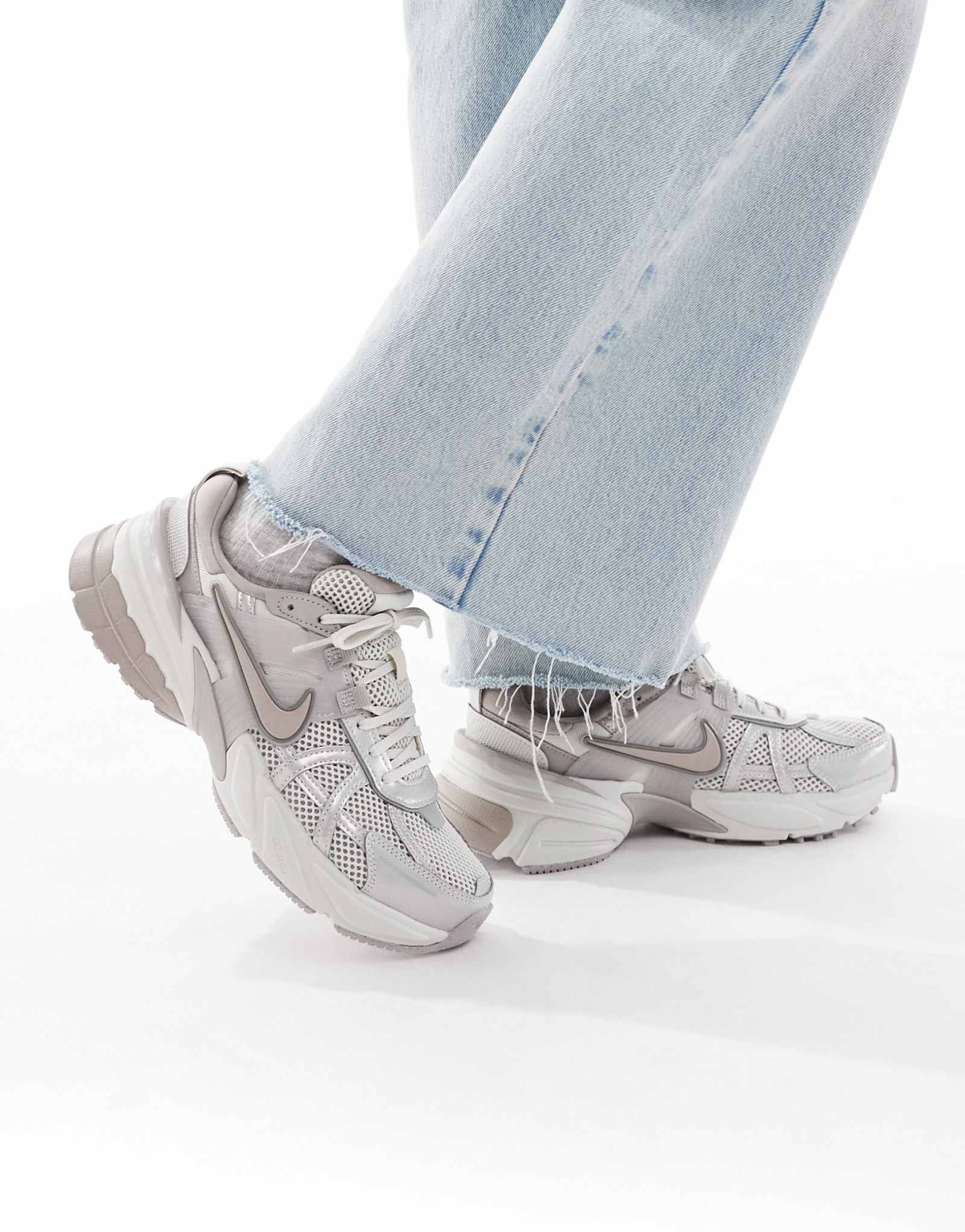 Кроссовки для бега Nike V2K светло-коричневого цвета